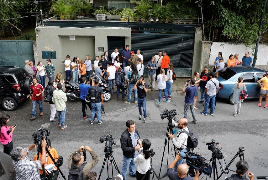 Gente y periodistas se reúnen en la entrada de la casa del líder opositor de Venezuela, Leopoldo López (Reuters)