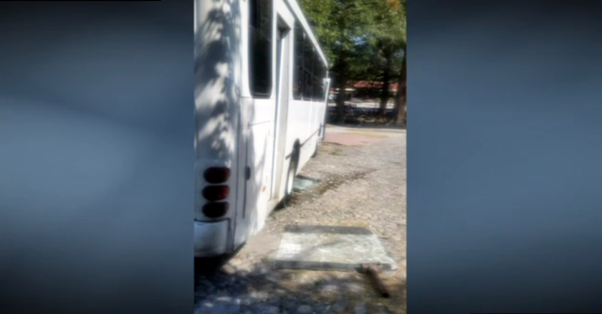 Un camión choca contra barandal del Parque Tolteca de Guadalupe