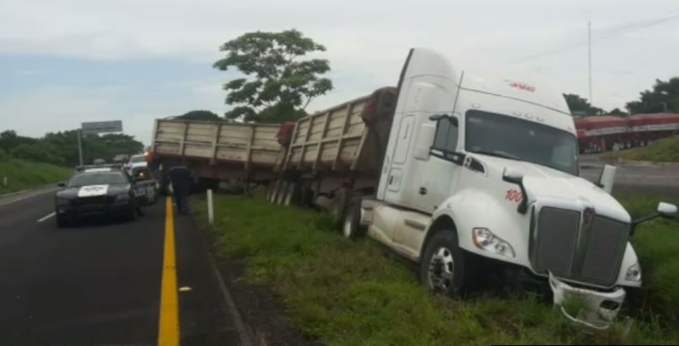 Choque de tráiler y camioneta en Veracruz