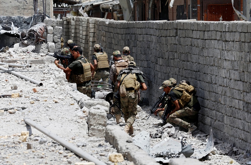 Fuerzas de Seguridad iraquíes caminan con sus armas en Mosul (Reuters)
