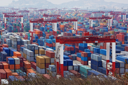 Contenedores en puerto de exportaciones de China