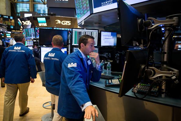 Corredores de bolsa trabajando en la NYSE