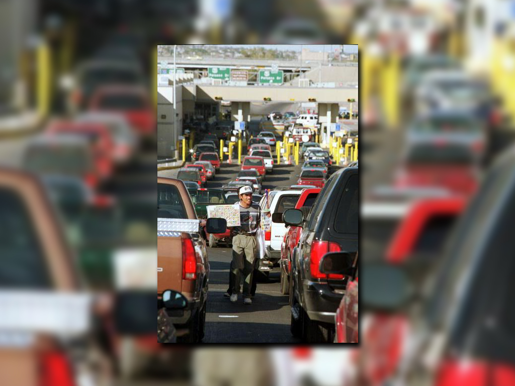 Miles de vehiculos transitan por cruces internacionales en juarez