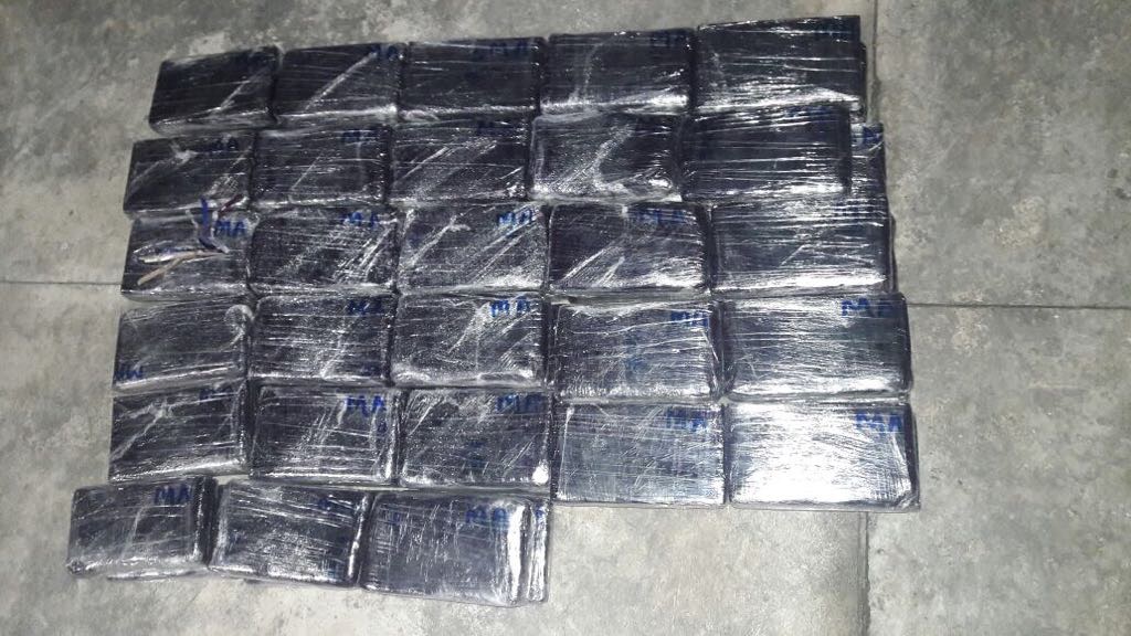 Decomisan en Huixtla, Chiapas, 140 paquetes de cocaína en autobús
