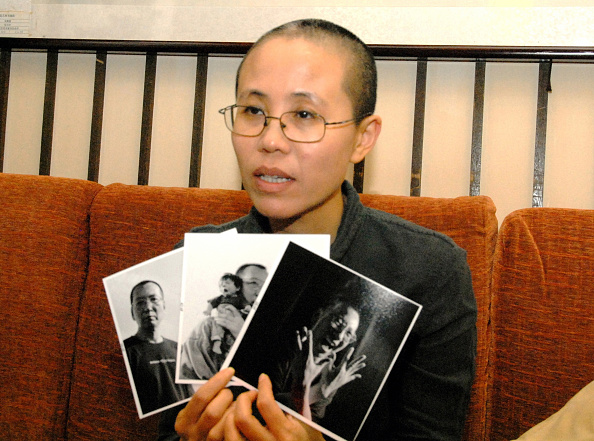 Liu Xia muestra fotos de su esposo Liu Xiaobo