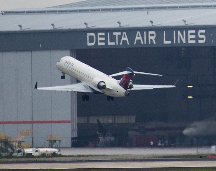 Despegue de un avión de Delta Airlines
