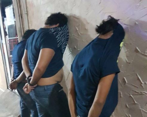 Las autoridades detienen a tres personas (Twitter @PeriodicoQuequi)