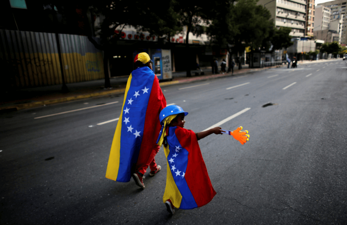 Detractores de Maduro tras las protestas contra la Asamblea Constituyente.