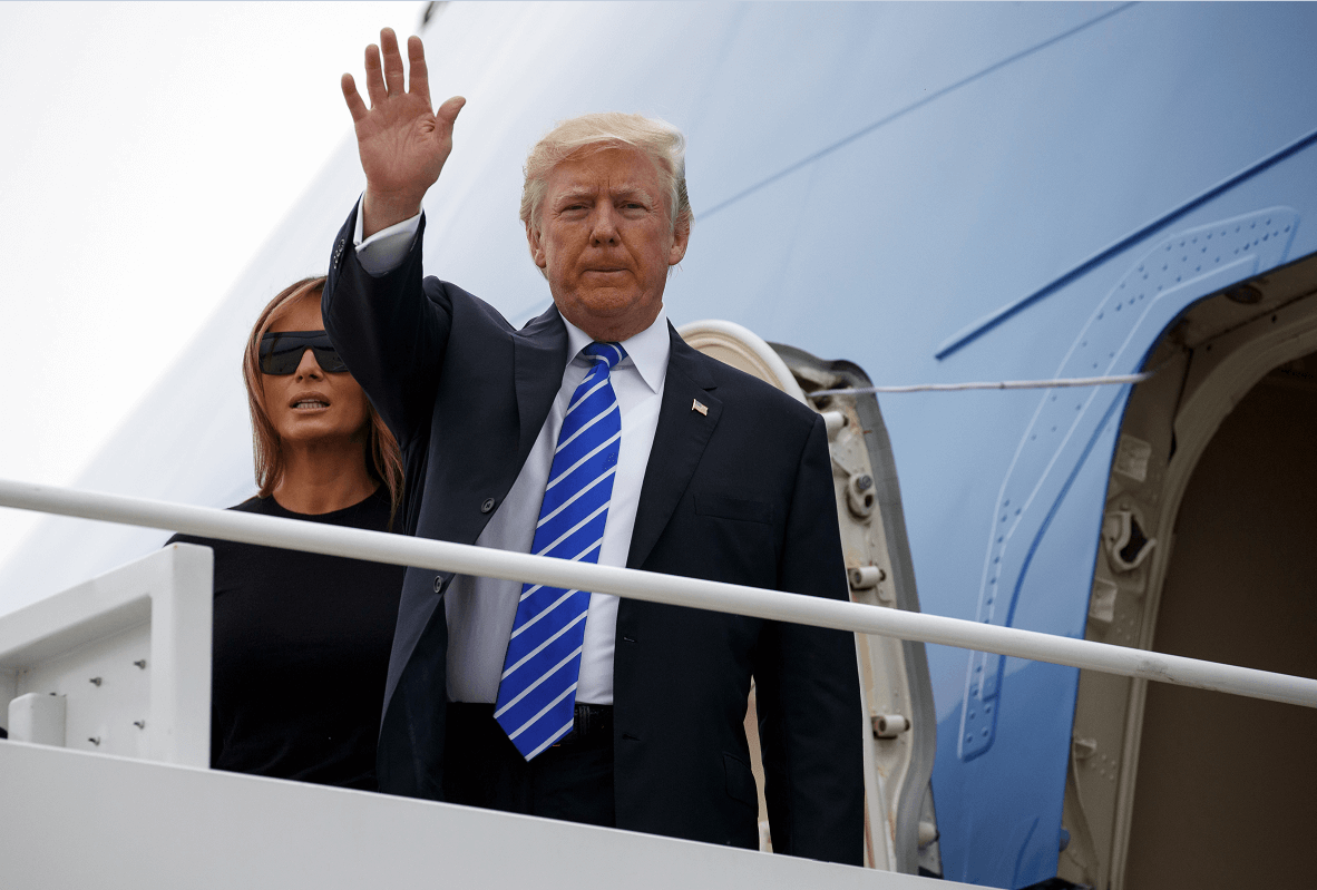 Donald y Melania Trump abordan el Air Force One para viaje Polonia
