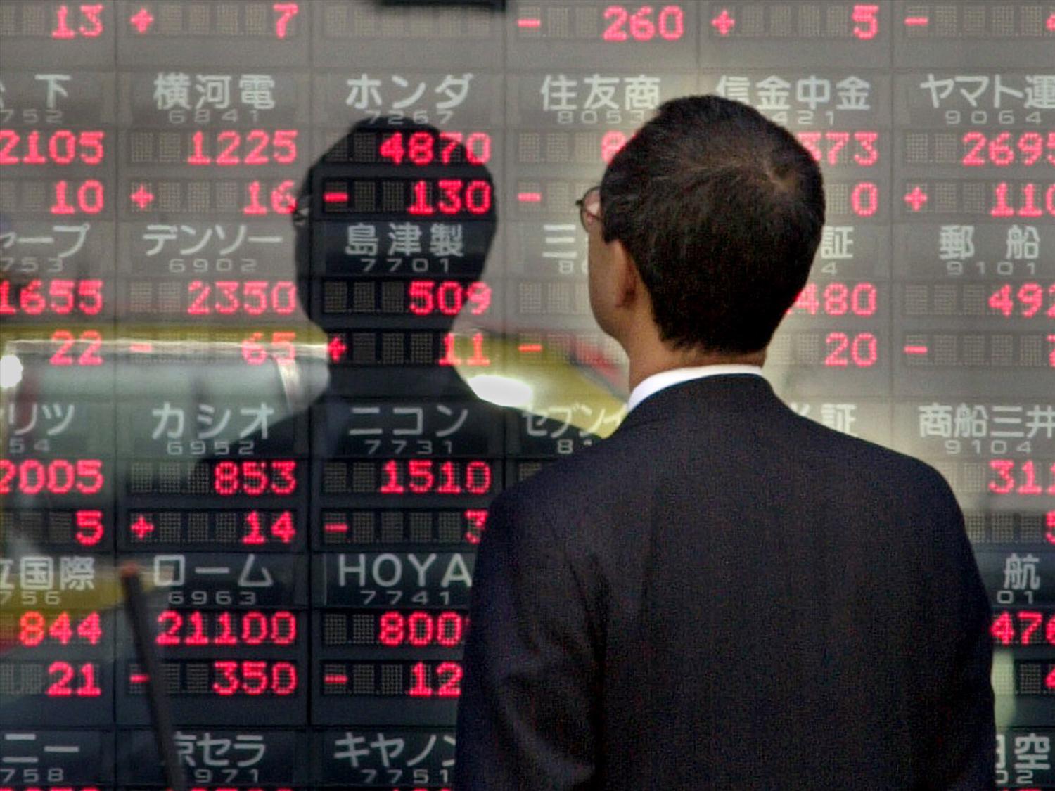 Ejecutivo revisa índices de la Bolsa de Tokio