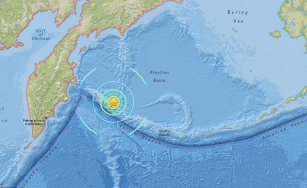 Sismo de magnitud 7.8 sacude la costa de Alaska; emiten alerta de tsunami