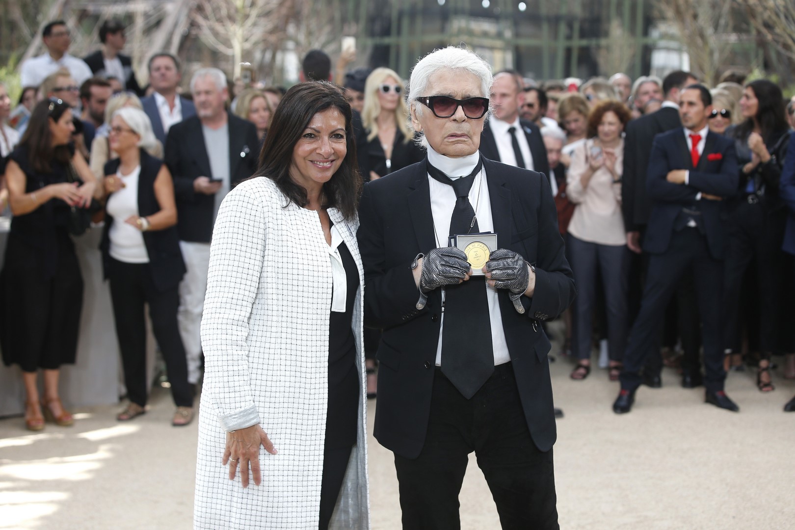El disenador de Chanel es reconocido con la medalla Grand Vermeil