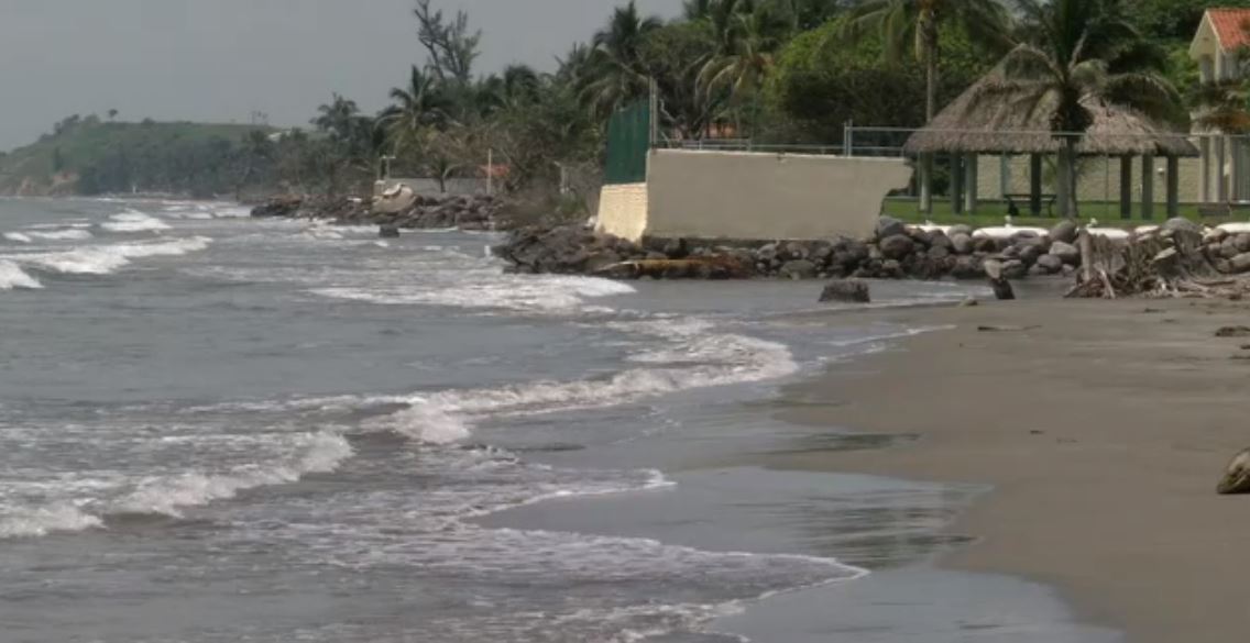 El mar se come playa en Veracruz