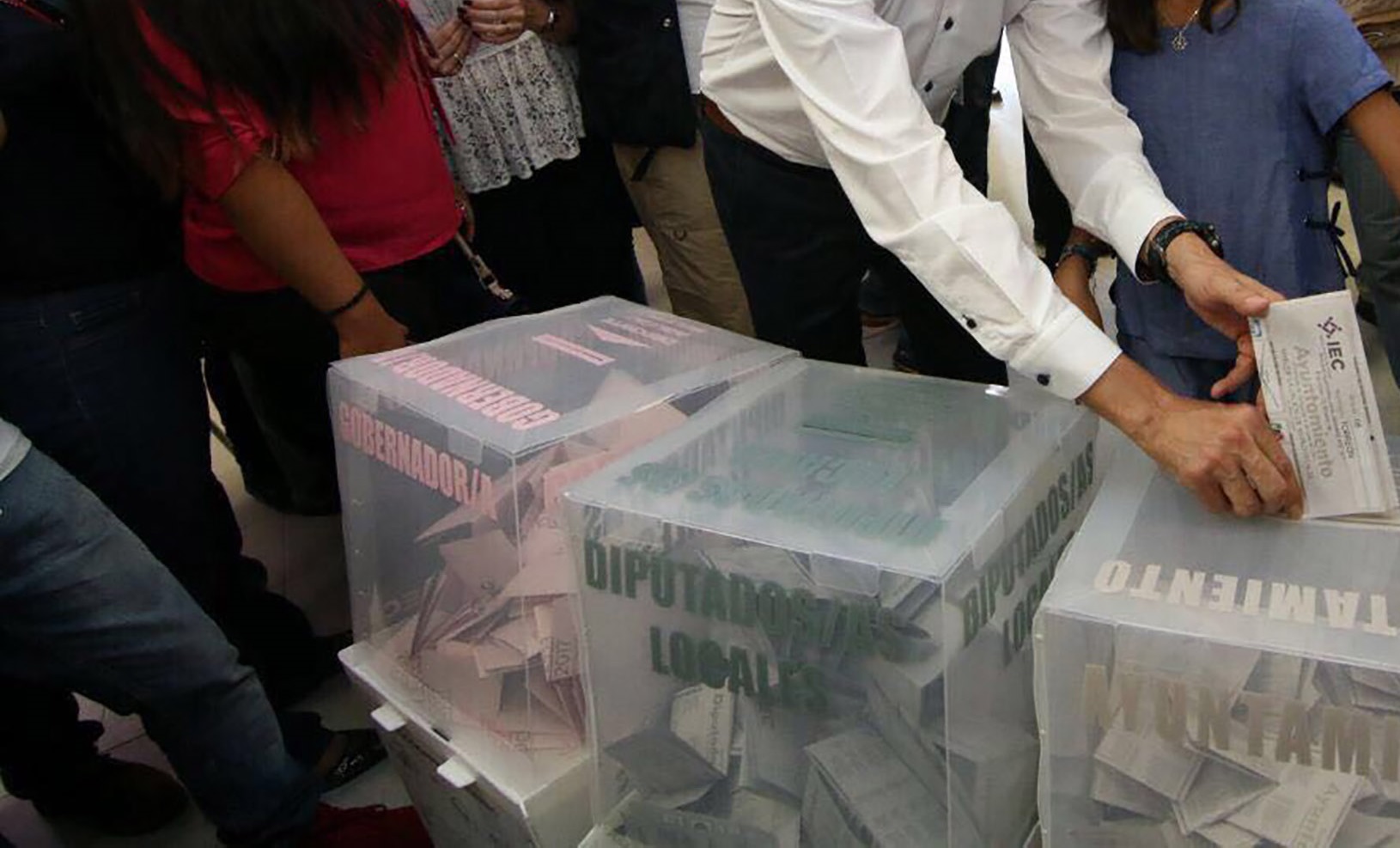 una persona emite su voto durante las elecciones de coahuila