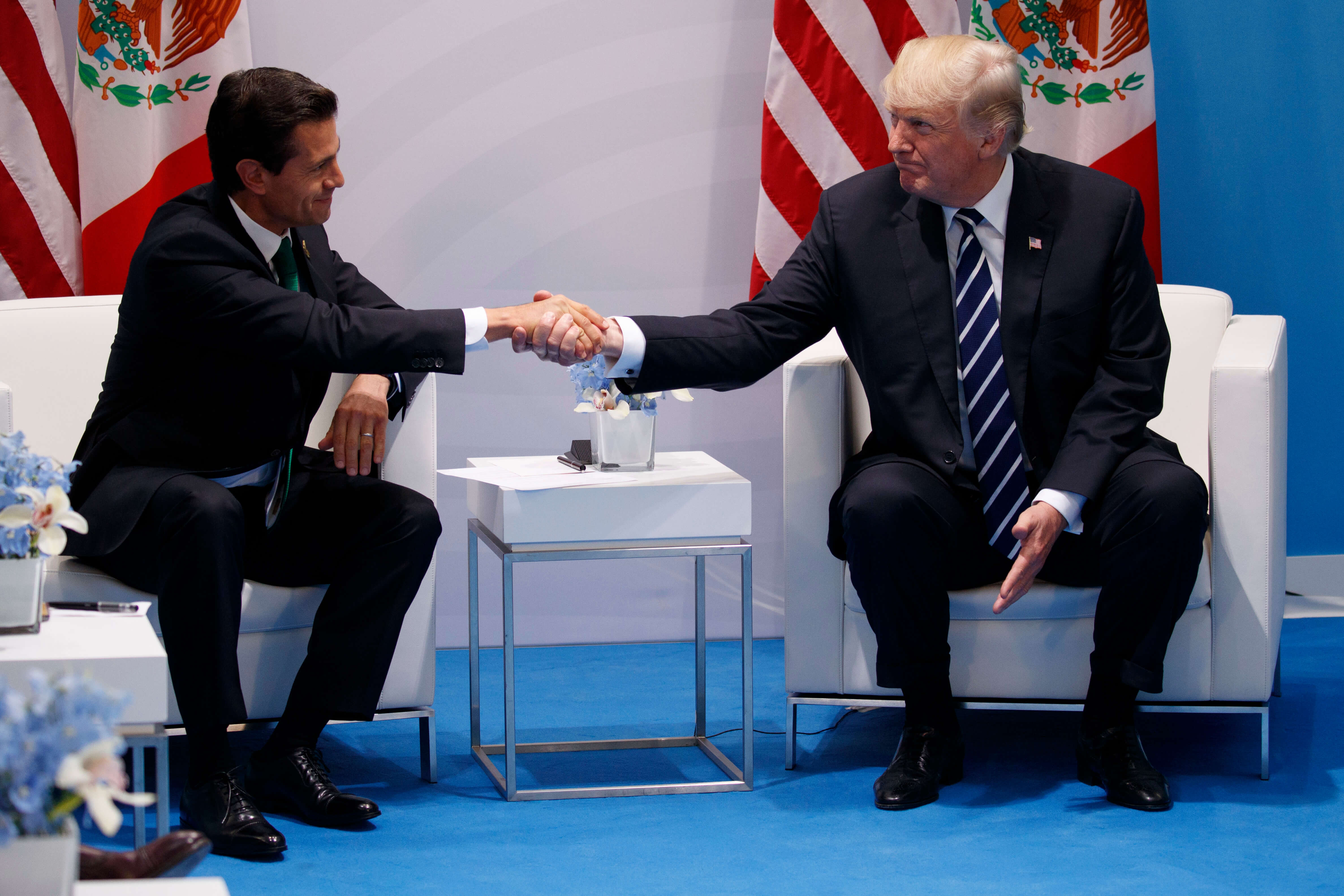 Enrique Peña Nieto estrecha la mano de Donald Trump