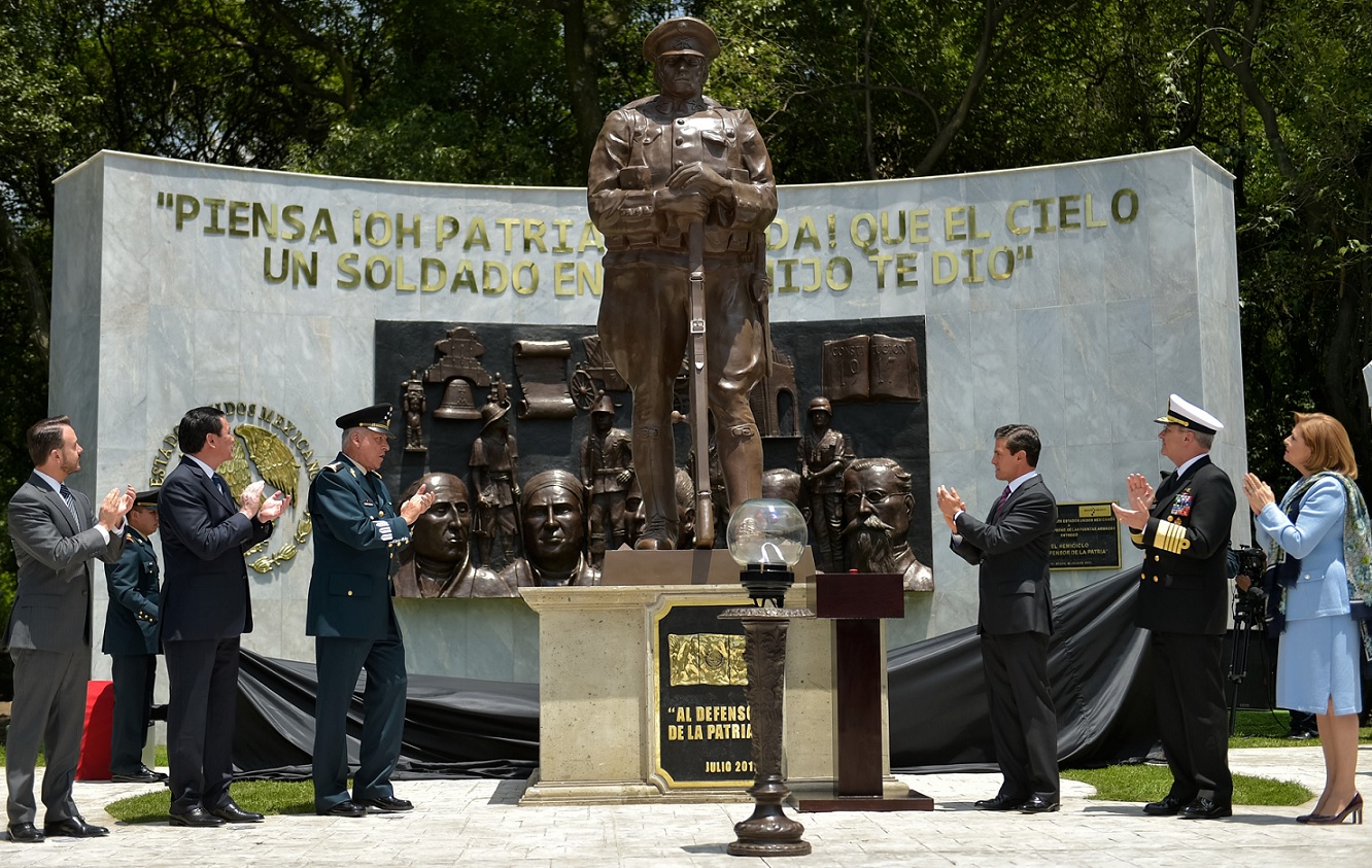 EPN develó escultura del 'soldado desconocido'. (Presidencia de la República)
