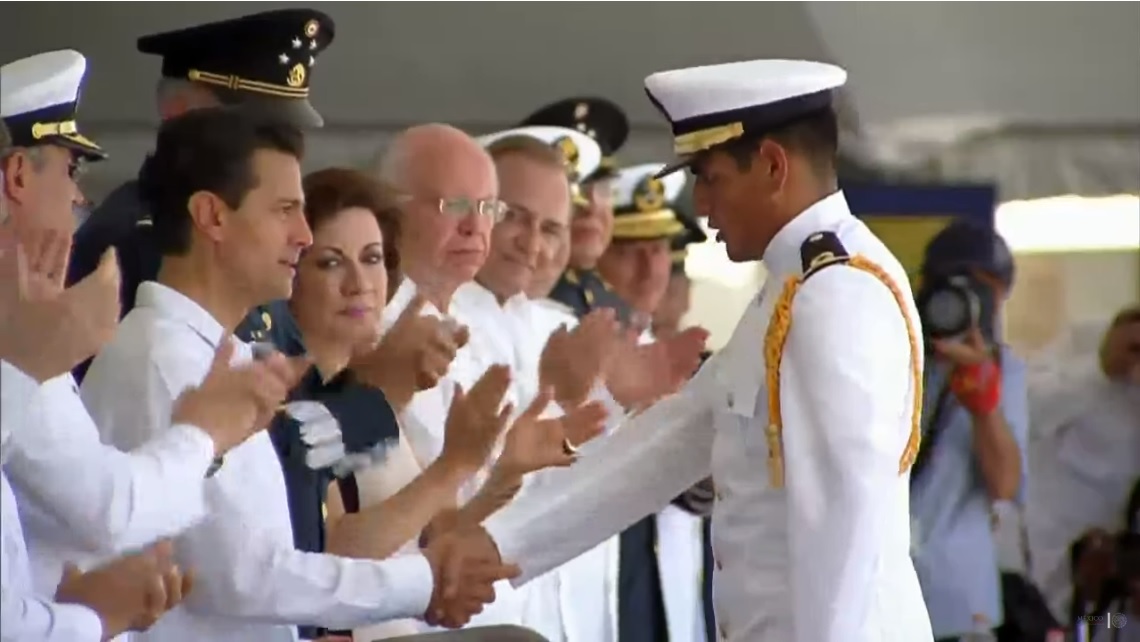 EPN entrega reconocimientos a marinos que se gradúan de la Escuela Naval