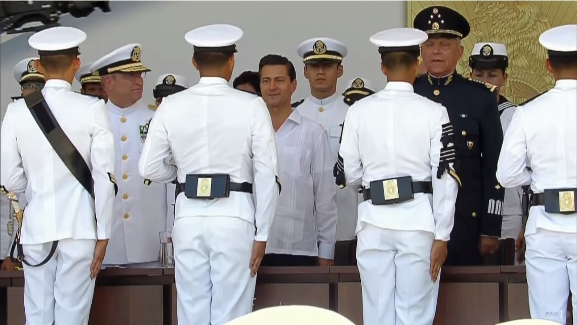 EPN entrega reconocimientos a marinos de la Escuela Naval