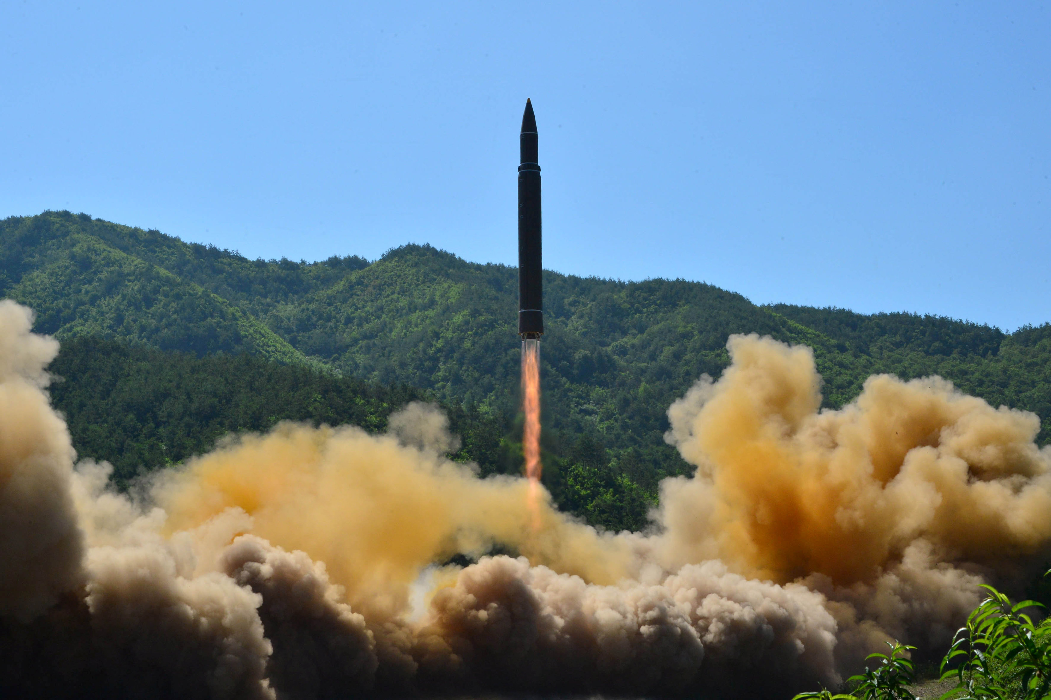 Norcorea lanza nuevo misil que sobrevuela territorio japones