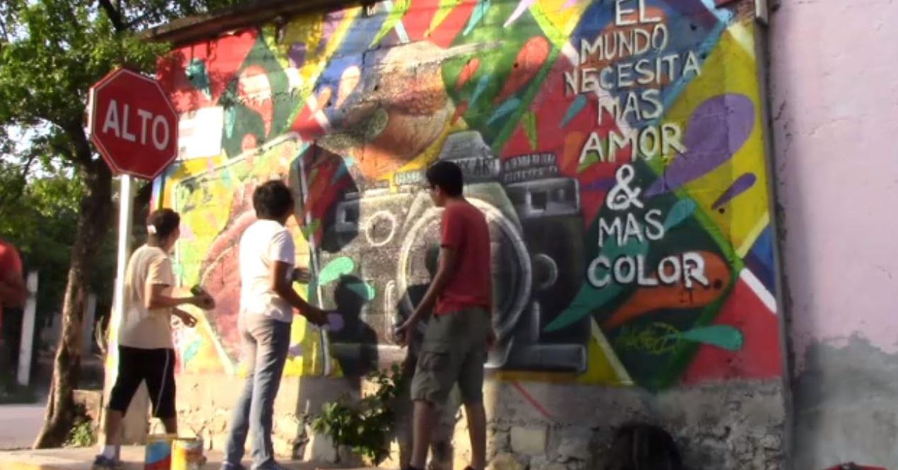 estudiantes pintaron un centenar de murales donde plasman costumbres y tradiciones