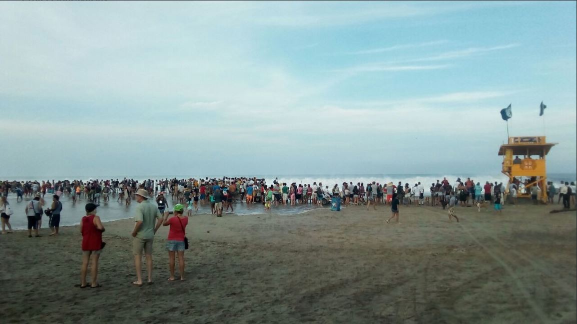 Varias personas acuden a playas de Oaxaca para participar a un evento de surf