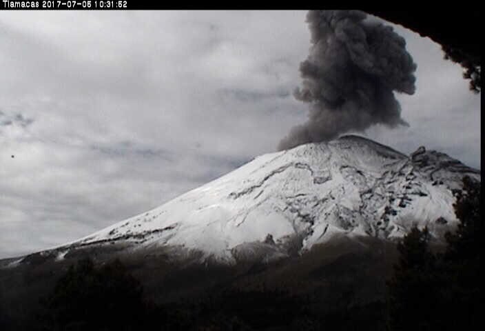 Exhalación del volcán Popocatépetl con una altura de mil 200 metros