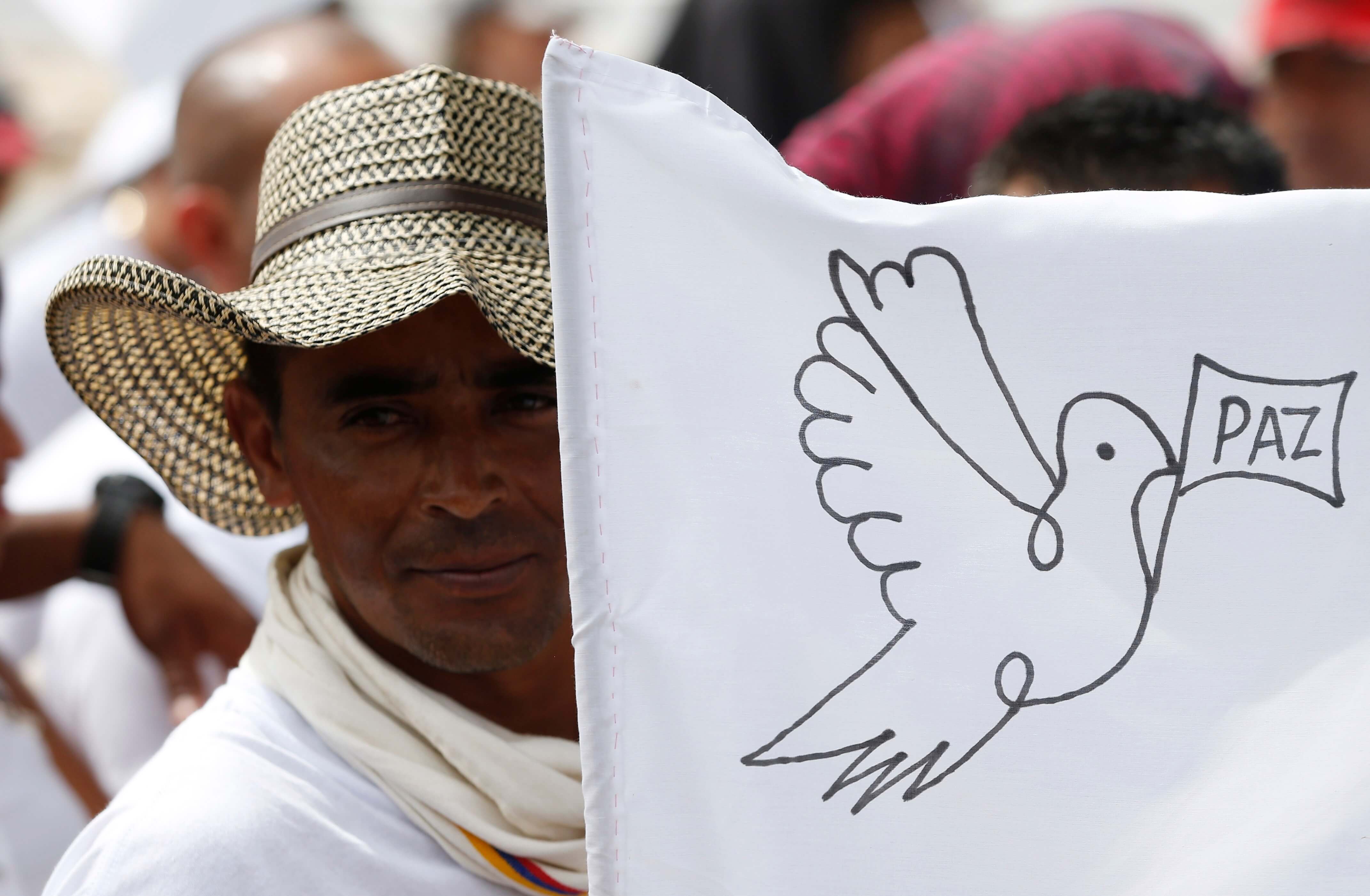 Exmilitante de las FARC celebra inicio del desarme en Colombia