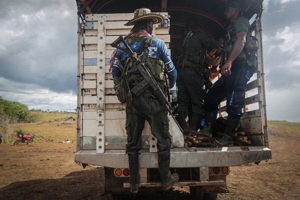 Guerrilleros de las Fuerzas Armadas Revolucionarias de Colombia (FARC) abandonan su campamento en septiembre de 2016 en El Diamante, Colombia (Getty Images/archivo)