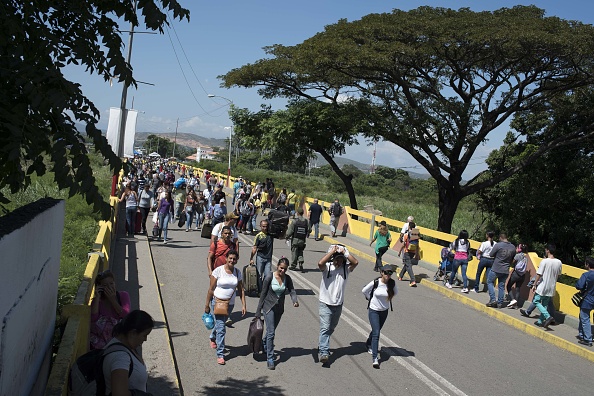 venezolanos cruzan puente internacional hacia colombia