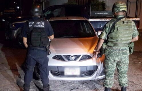 Policias y milirtares aseguran varios vehiculos en Michoacan