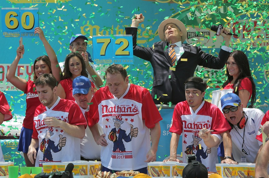 Chestnut gana el concurso Hot Dog-Eating en Coney Island en Nueva York (Reuters)