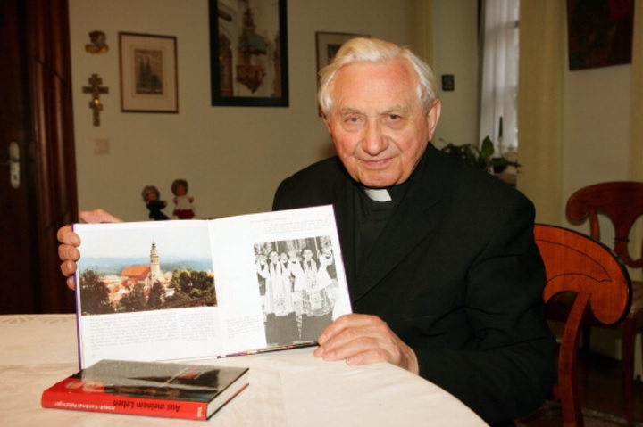 Georg Ratzinger muestra un libro en el que él y su hermano están en Ratisbona (Getty Images/Archivo)