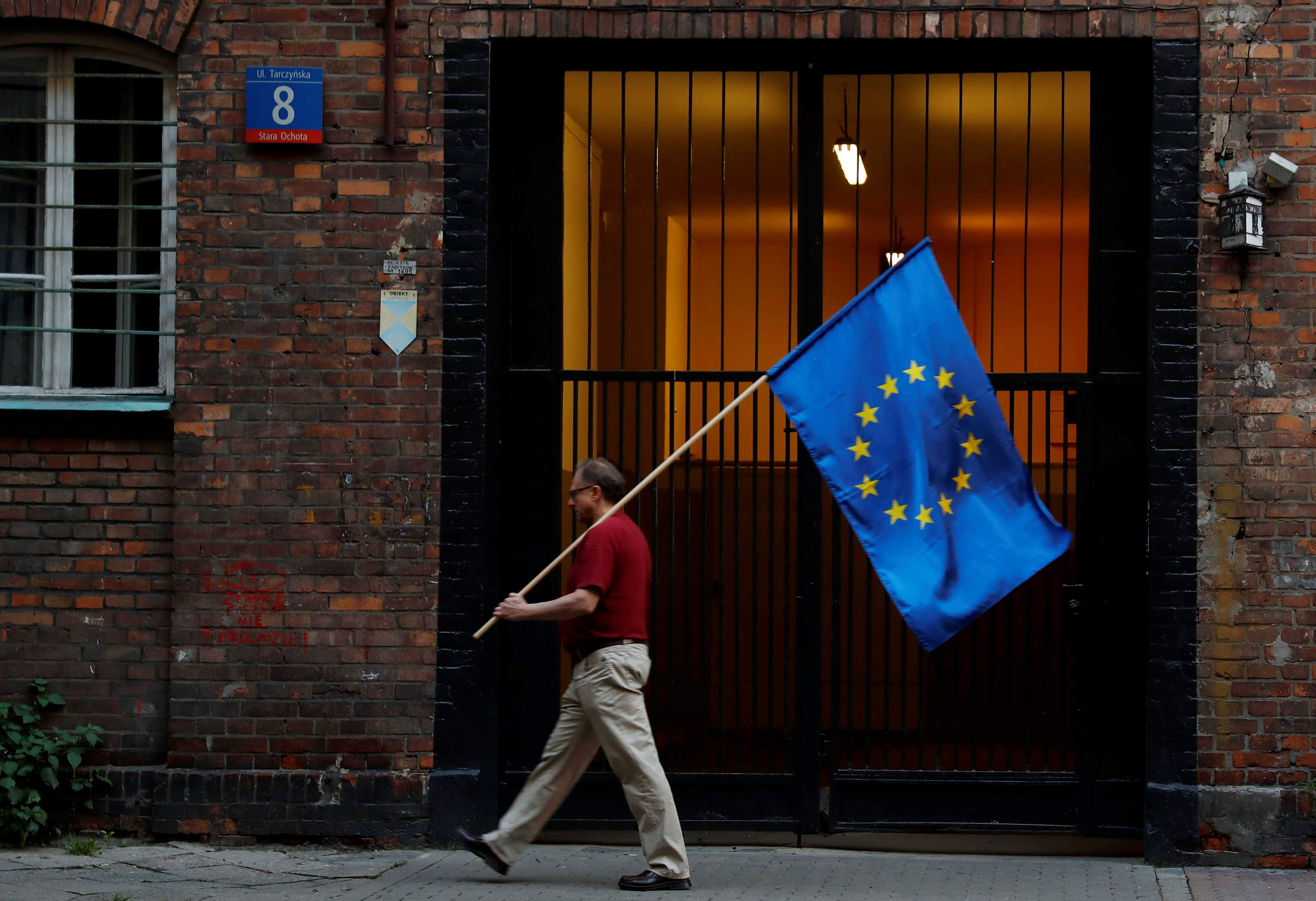 Hombre con la bandera de la Unión Europea