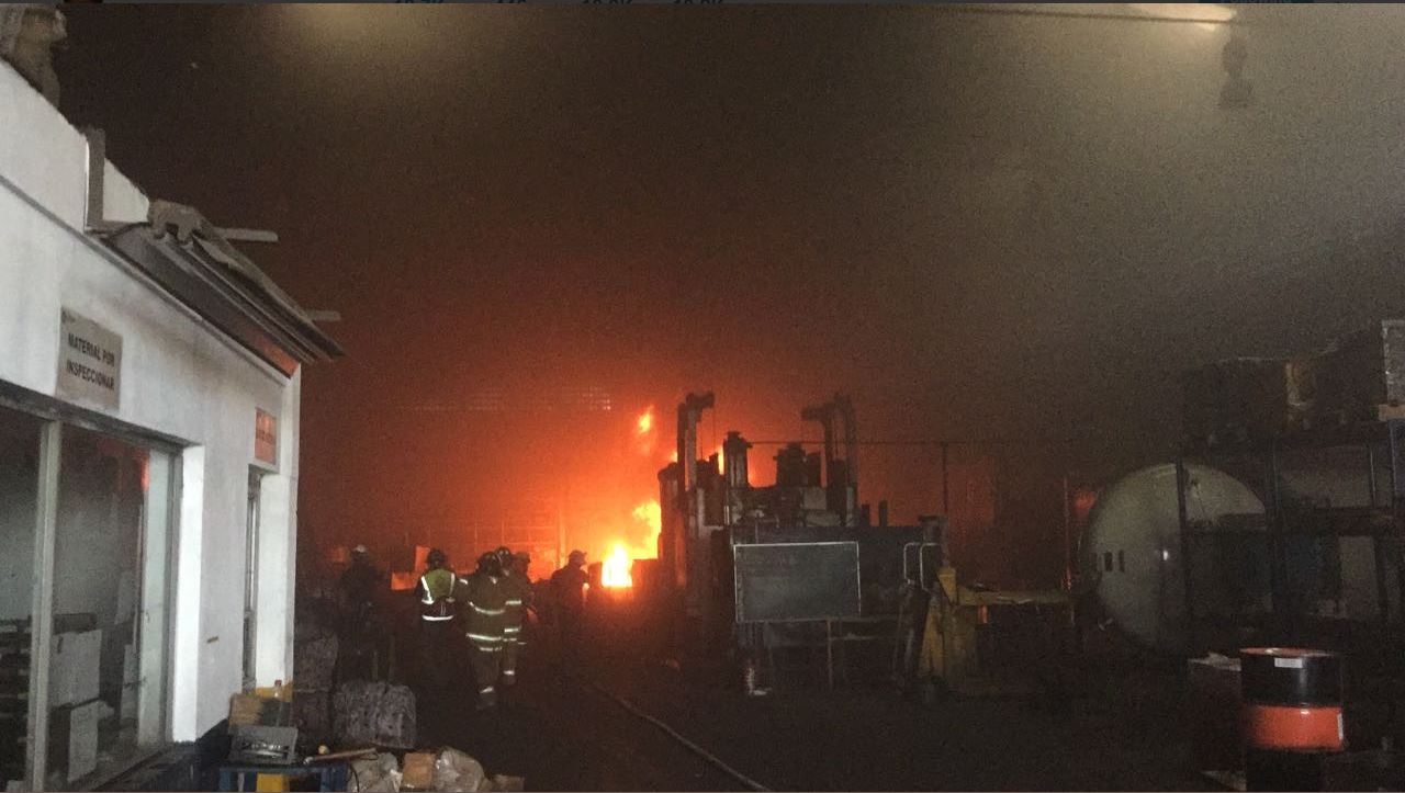 Bomberos atienden incendio en Nuevo Leon