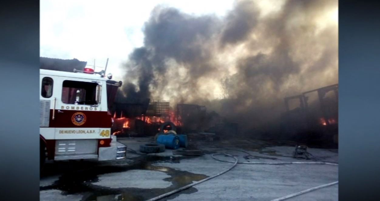 Incendio en taller de camiones en Nuevo León