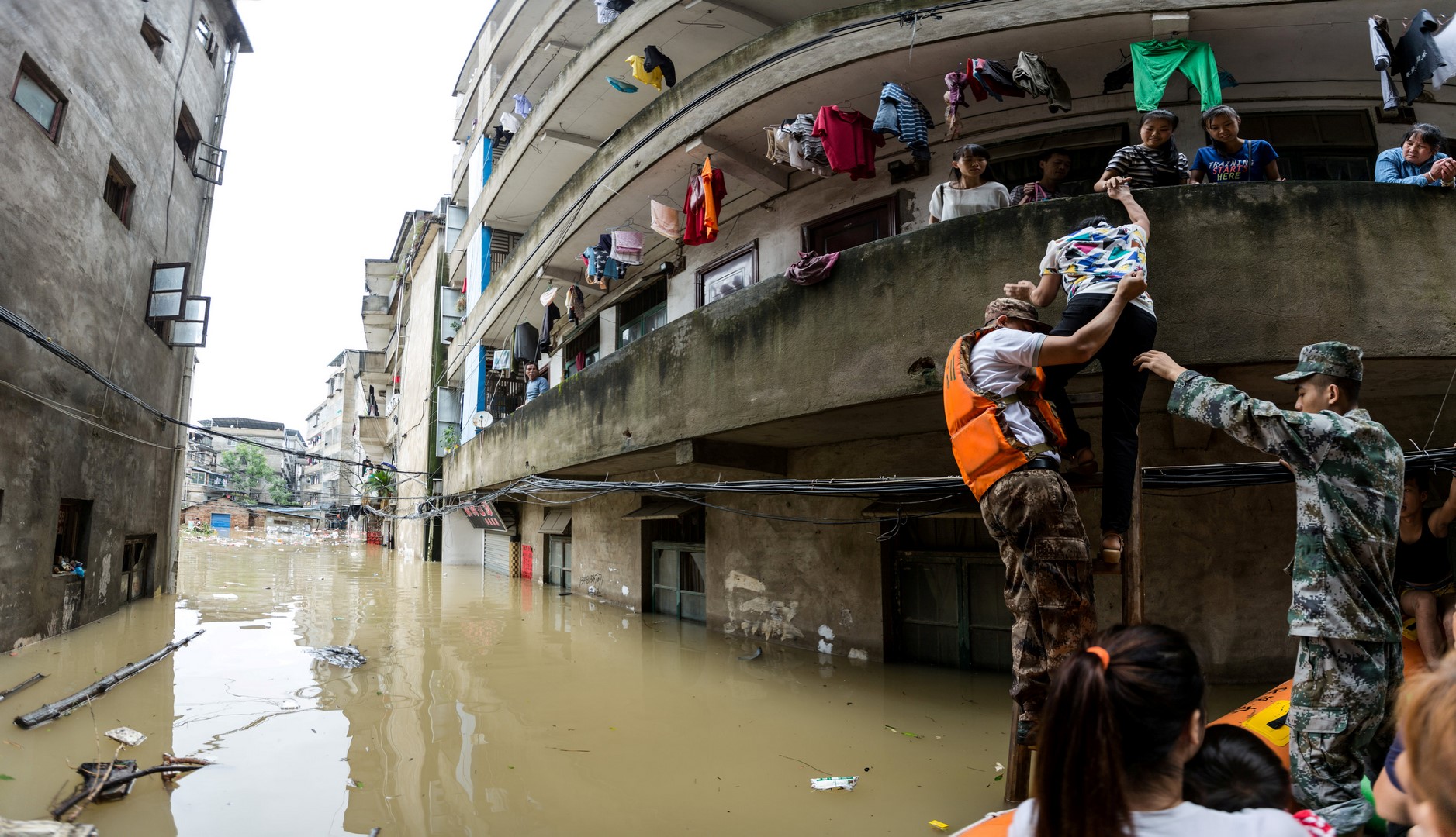 Inundaciones en China dejan al menos 33 muertos