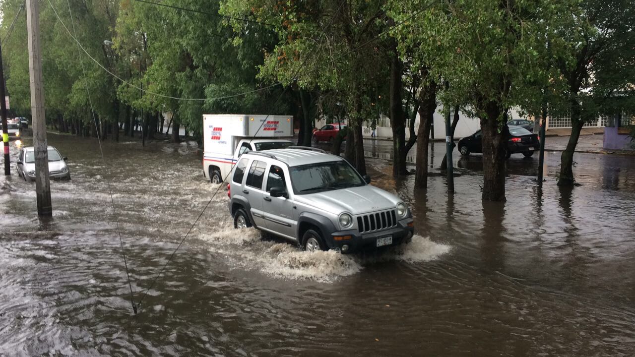 Lluvia provoca encharcamientos en Morelia, Michoacán