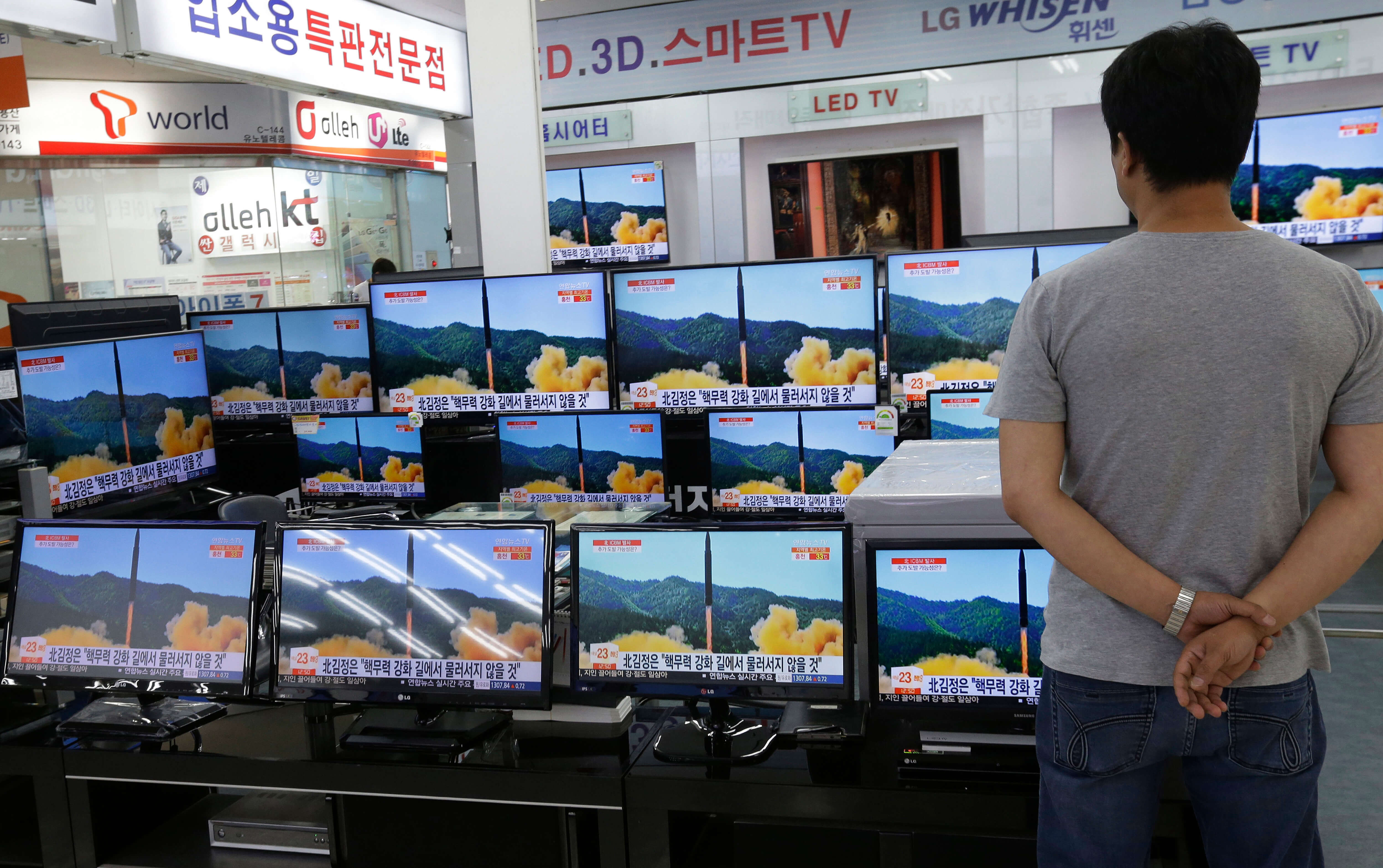 Japonés ve reporte de televisión sobre misil de Corea del Norte