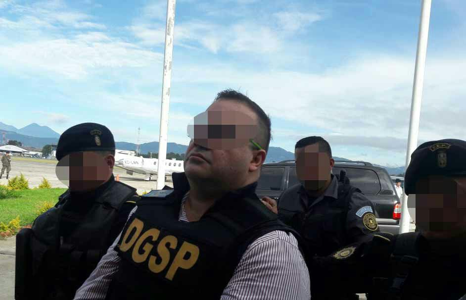 Javier Duarte es escoltado por policías antes de su extradición