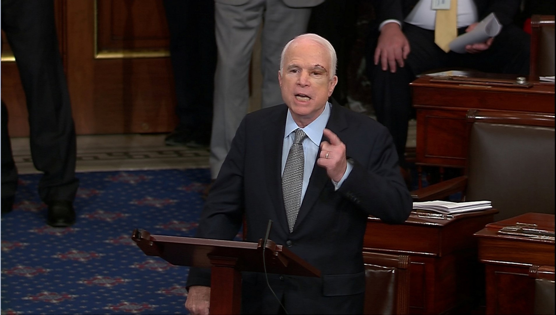 John McCain regresa al Capitolio y critica al Congreso