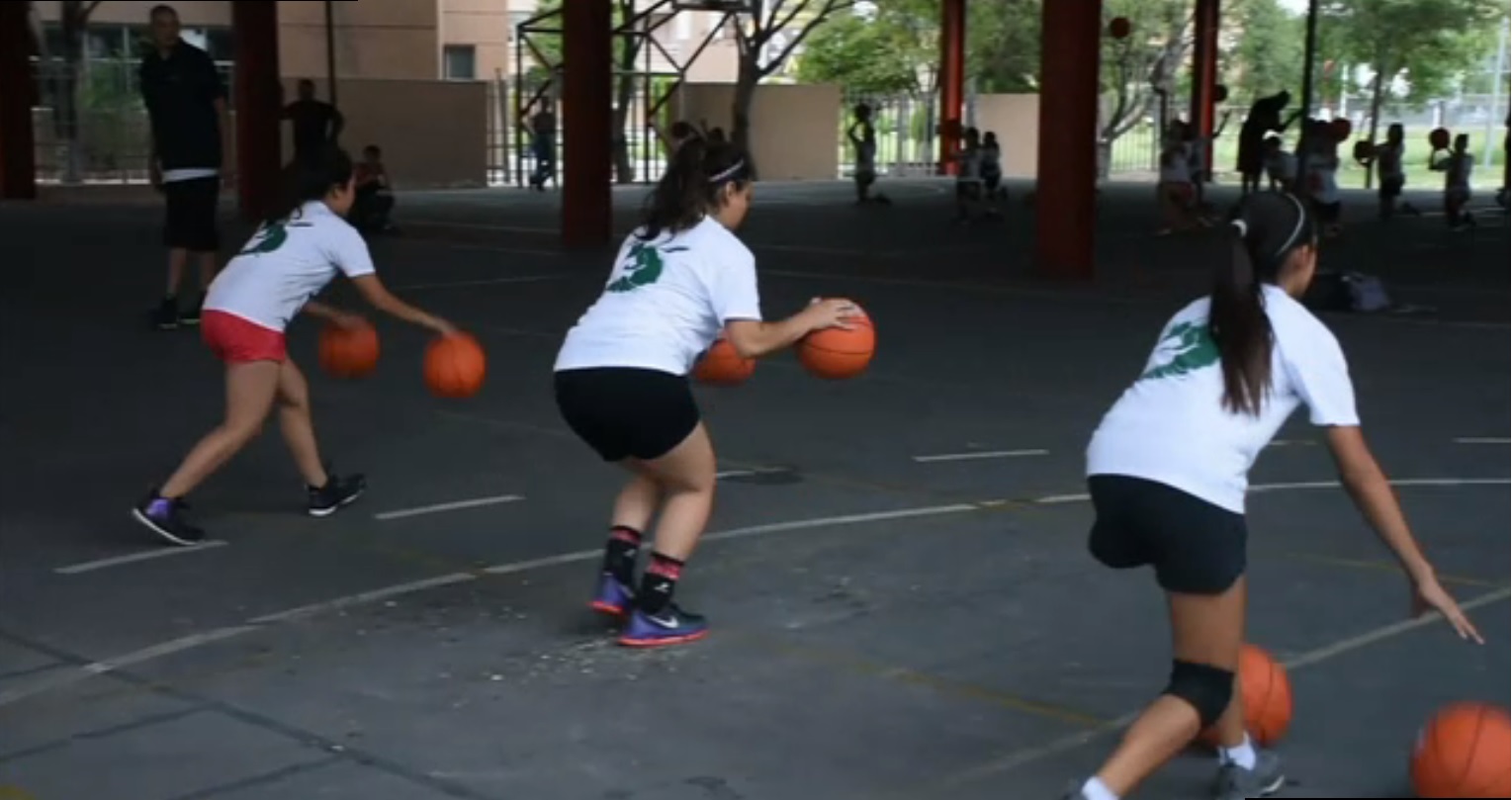 Jovencitas practican el basquetbol en Apodaca nuevo leon