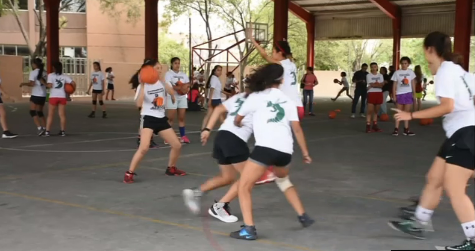 varias jovencitas practican el basquetbol en apodaca nl