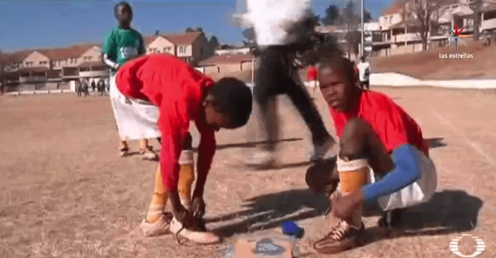 Jovenes africanos jugando futbol en Italia