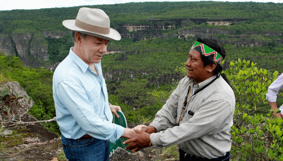 Juan Manuel Santos estrecha la mano de Luis Alberto Fiagama 