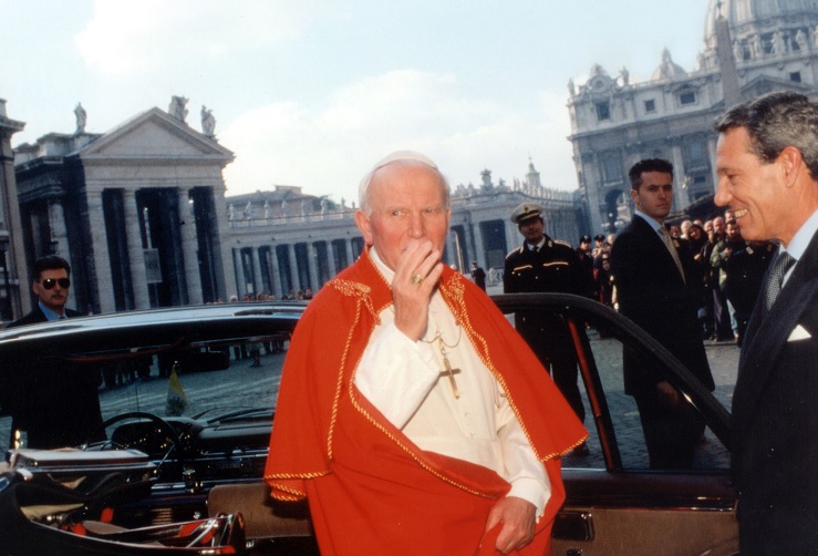 El papa Juan Pablo II y Joaquín Navarro Vals en 1994 (Getty Images)