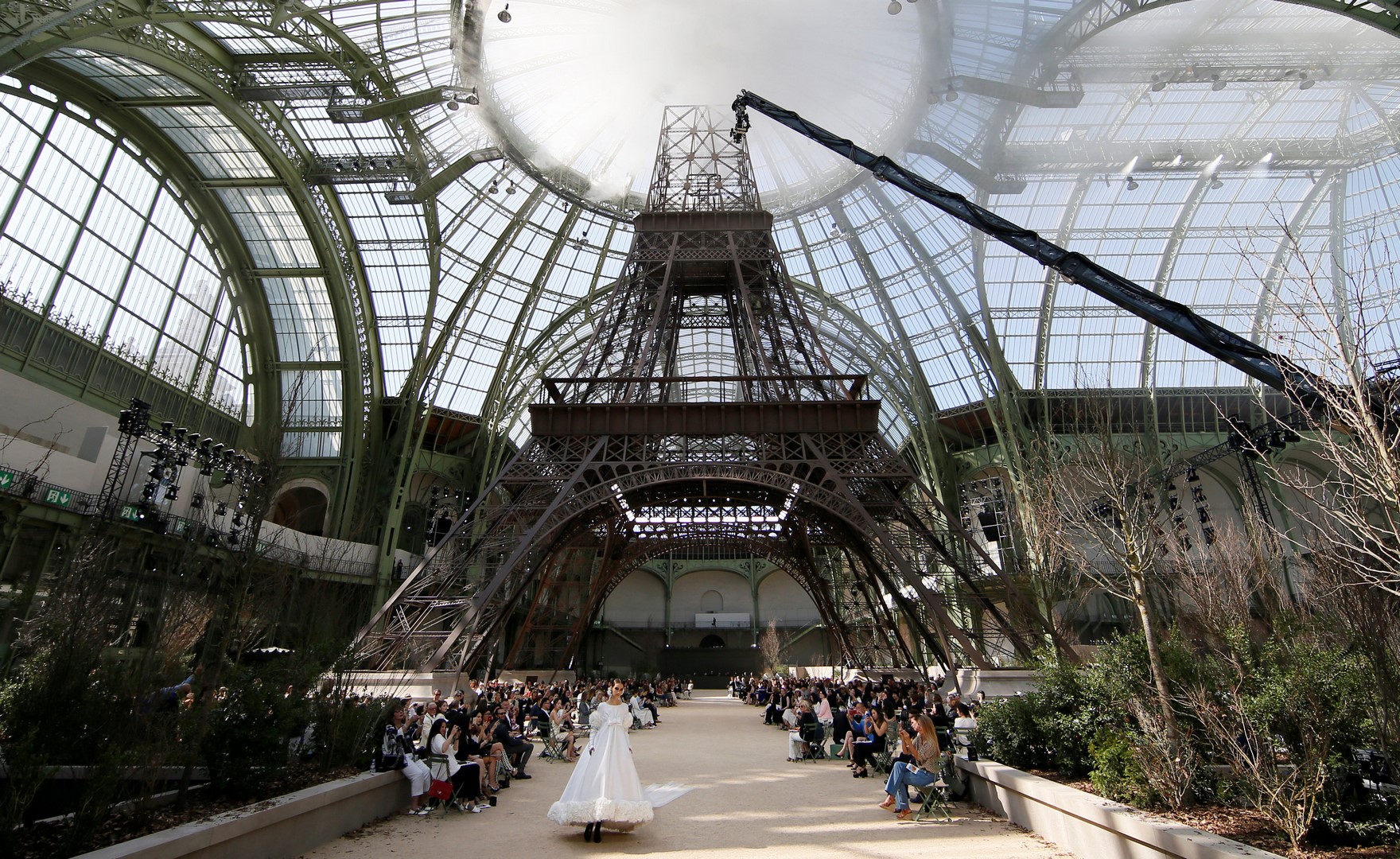 Karl Lagerfeld, disenador de Chanel, presenta su colección bajo réplica de la Torre Eiffel