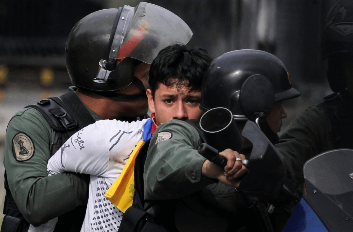Policías venezolanos arrestan a joven durante protestas