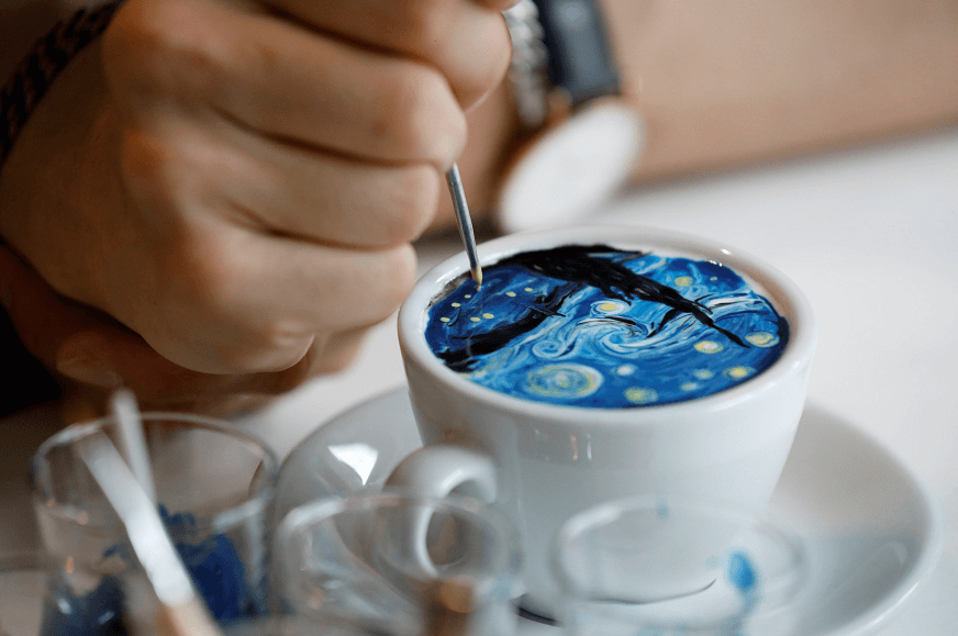 'La noche estrellada' de Vincent Van Gogh es recreada en crema de cafe