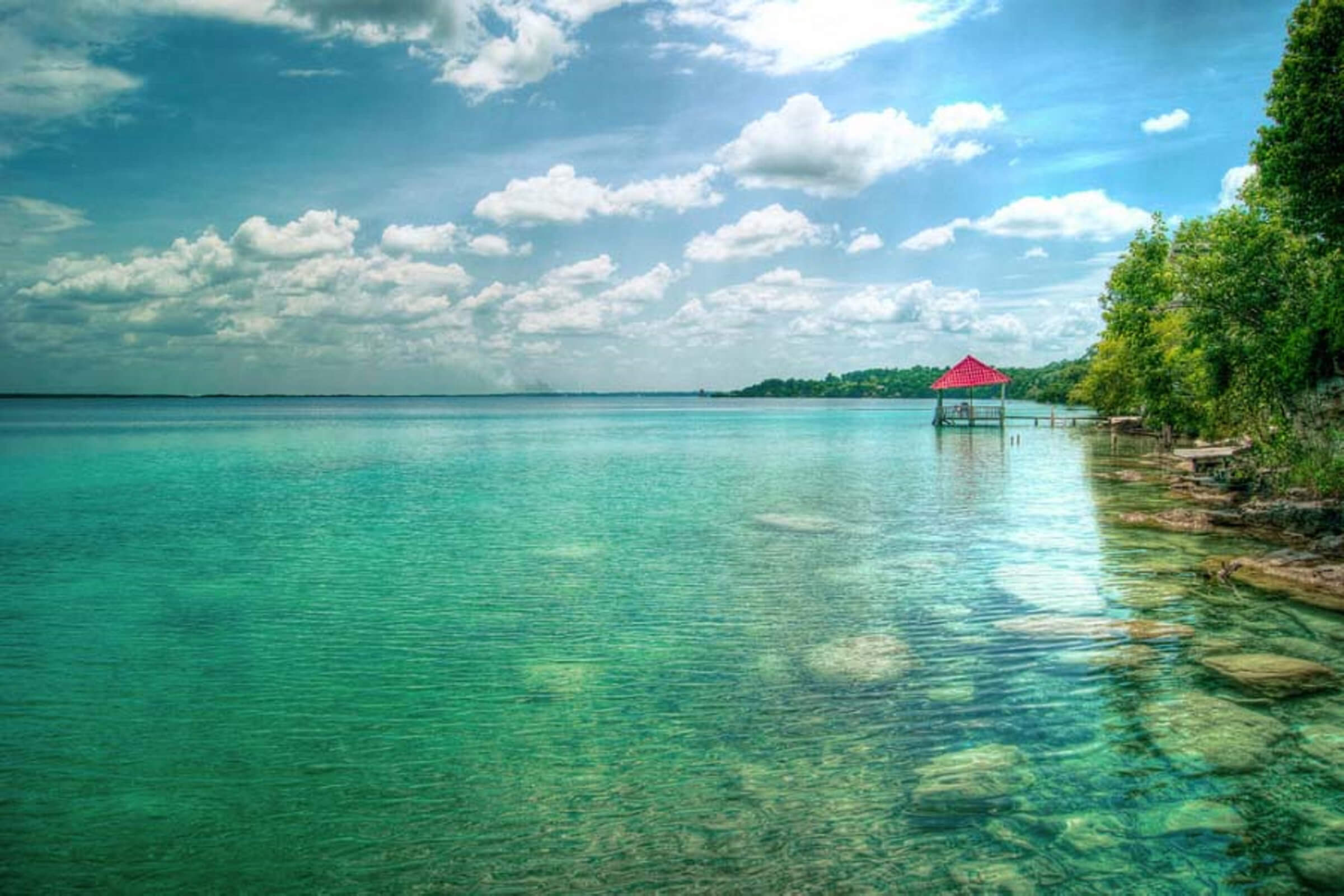 Laguna de los siete colores, atractivo de Bacalar, en Quintana Roo
