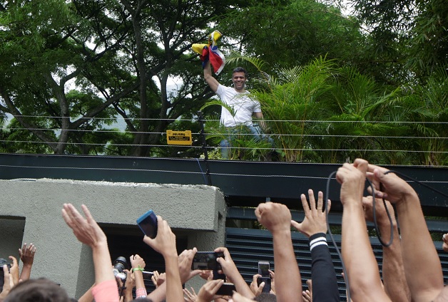 Leopoldo López saluda a simpatizantes en Caracas, Venezuela (Reuters)